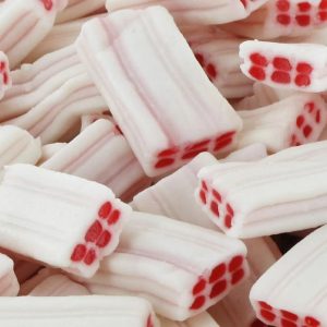 Briques blanches fourrées fraise